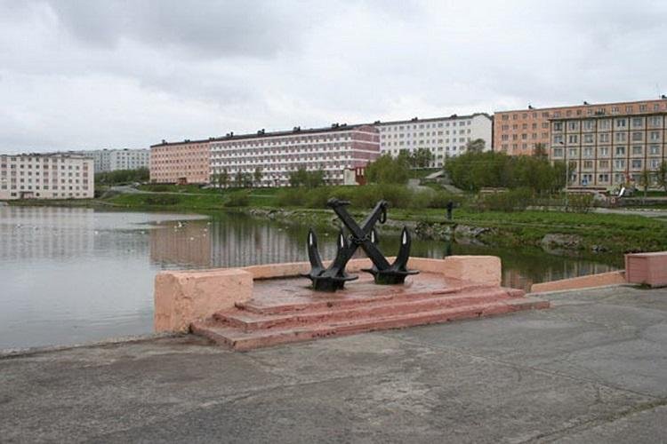 Погода гаджиево мурманской. Гаджиево город воинской славы. Памятники в городе Гаджиево Мурманской области. Город Гаджиево Мурманской области стела. Памятники города Полярный Мурманской области.